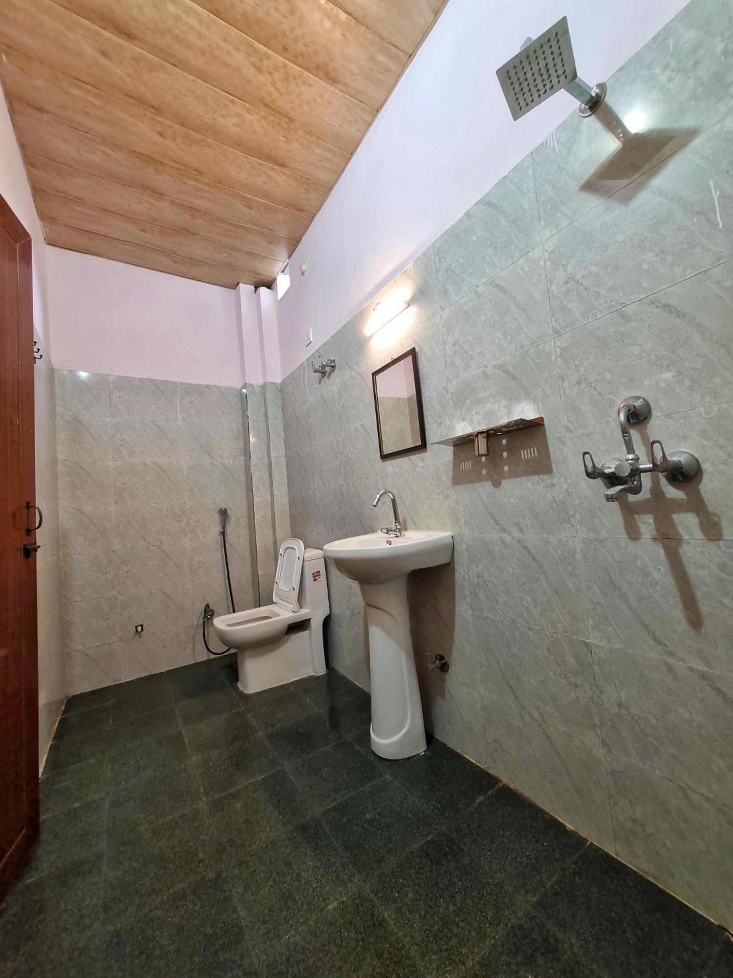 Landlopers Hostel Rishīkesh Dış mekan fotoğraf