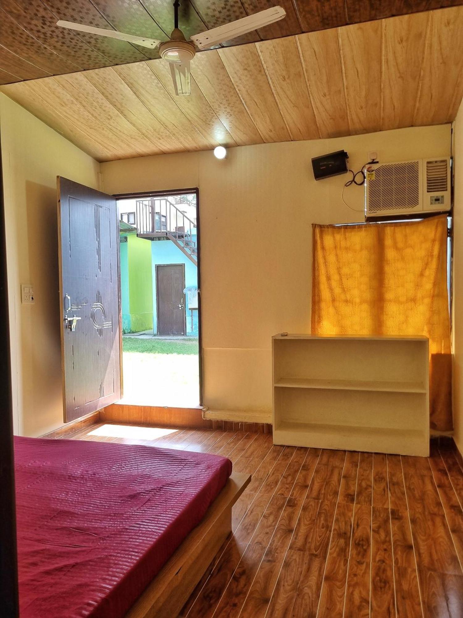 Landlopers Hostel Rishīkesh Dış mekan fotoğraf